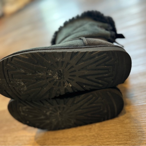 extremely worn black short bow tie Uggs size 4 - Picture 5 of 6